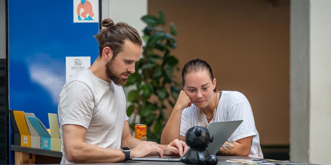 fitness-coach-villach-abnhemen Ein professioneller Fitness-Coach in Villach zeigt einem Kunden die richtigen strategien zum abnehmen und für das Training