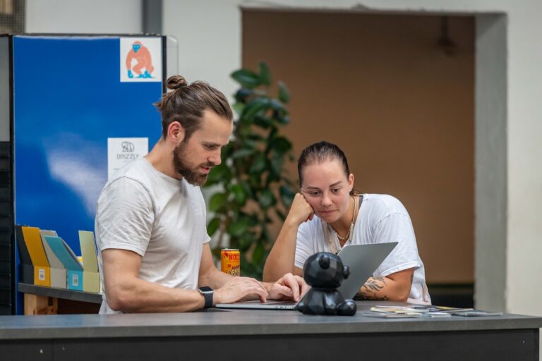 fitness-coach-villach-abnhemen Ein professioneller Fitness-Coach in Villach zeigt einem Kunden die richtigen strategien zum abnehmen und für das Training