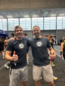 HYROX-Wettkampf: Athleten laufen und absolvieren Fitness-Stationen. Warum HYROX kein effektives Fitnesstraining ist.