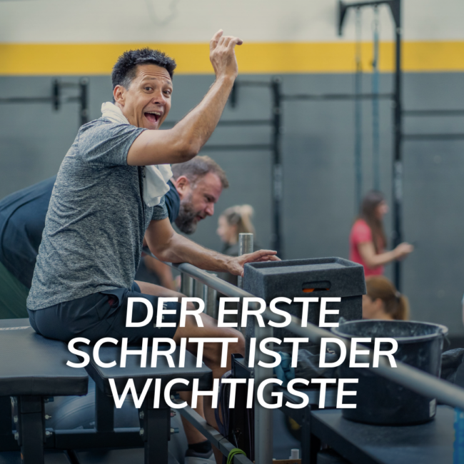 veraenderung-starten-training-brizzly.jpg Motivierte Menschen beim funktionellen Training in der BRIZZLY Box – mit eingeblendetem Text „Der wichtigste Schritt, wenn du etwas ändern möchtest“. Das Bild steht für den Start in eine körperliche Veränderung und neue Gewohnheiten.