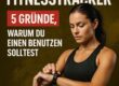 Grafik mit Fitnessarmband auf BRIZZLY-Mustard-Hintergrund – Titel „FITNESSTRACKER: 5 Gründe, warum du einen benutzen solltest“ mit Auflistung der Vorteile wie Schlafanalyse, Bewegung, Routinen, Gesundheit und Fortschritt.
