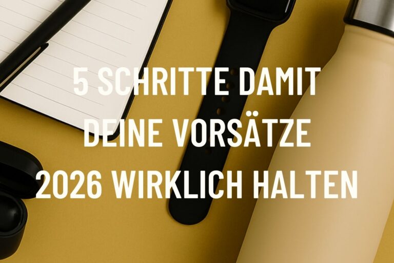 Flatlay auf Mustard Hintergrund mit Fitness Essentials und Titel 5 Schritte damit deine Vorsätze 2026 wirklich halten.