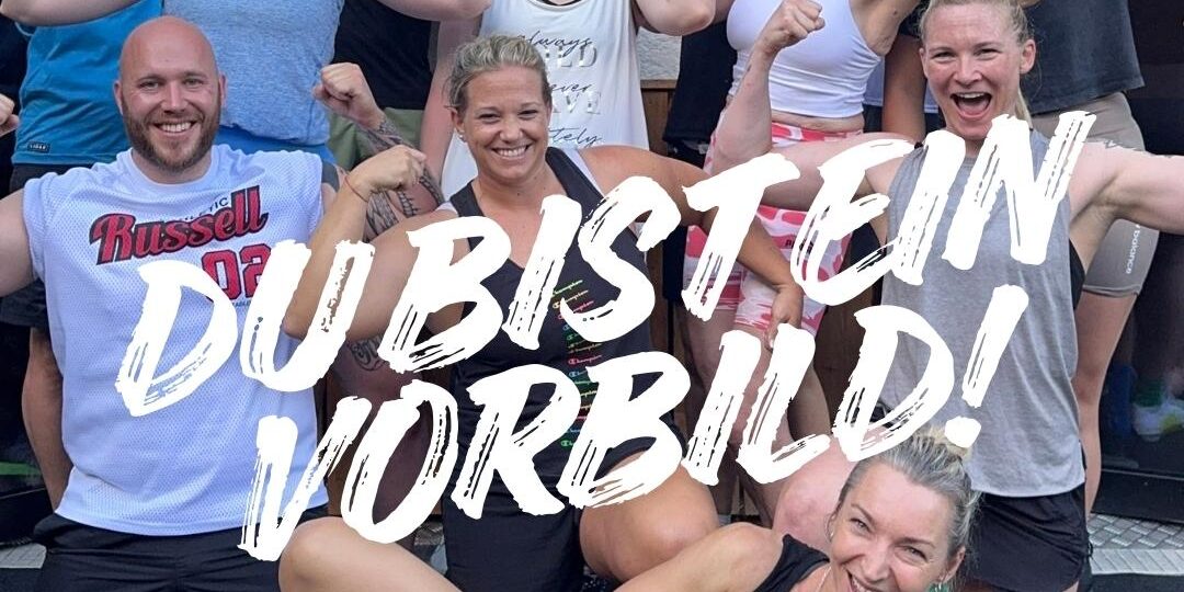 Gruppe von BRIZZLY Athleten beim Training in Villach zeigt starke Fitness-Community und Vorbildwirkung – alle lächeln und posieren selbstbewusst.