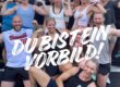 Gruppe von BRIZZLY Athleten beim Training in Villach zeigt starke Fitness-Community und Vorbildwirkung – alle lächeln und posieren selbstbewusst.