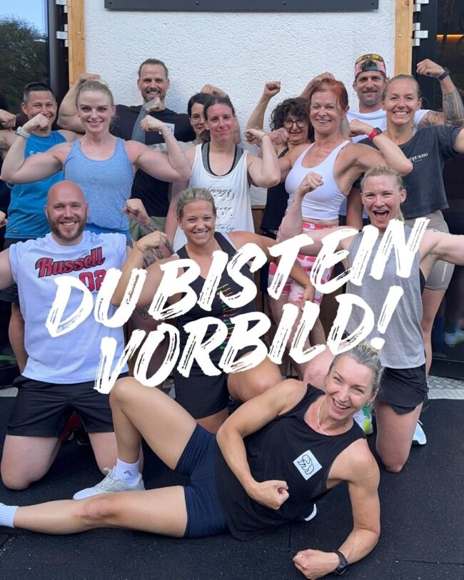BRIZZLY Fitness Community – Du bist ein Vorbild Gruppe von BRIZZLY Athleten beim Training in Villach zeigt starke Fitness-Community und Vorbildwirkung – alle lächeln und posieren selbstbewusst.