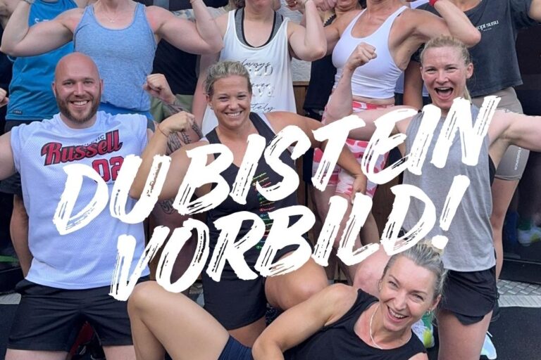 Gruppe von BRIZZLY Athleten beim Training in Villach zeigt starke Fitness-Community und Vorbildwirkung – alle lächeln und posieren selbstbewusst.