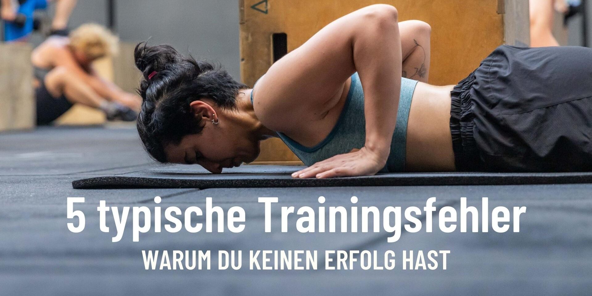 5 typische Trainingsfehler – warum Training keinen Erfolg bringt Frau beim Krafttraining im Gym – typische Trainingsfehler führen zu fehlendem Fortschritt