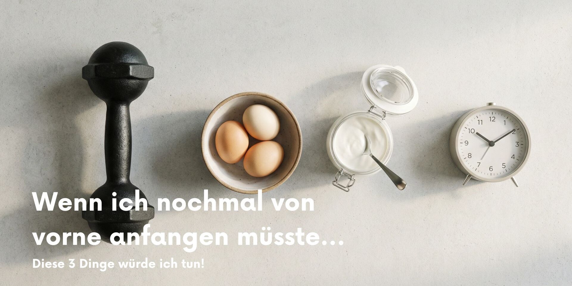 Hantel, Eier, Joghurt und Wecker als Symbole für Training, Protein und Schlaf beim Fitness Neustart