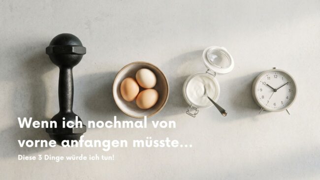 Hantel, Eier, Joghurt und Wecker als Symbole für Training, Protein und Schlaf beim Fitness Neustart