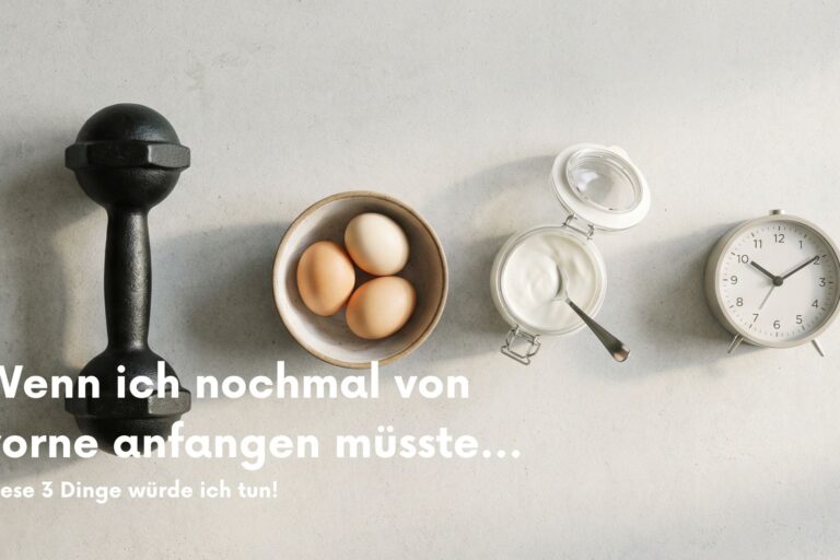 Hantel, Eier, Joghurt und Wecker als Symbole für Training, Protein und Schlaf beim Fitness Neustart