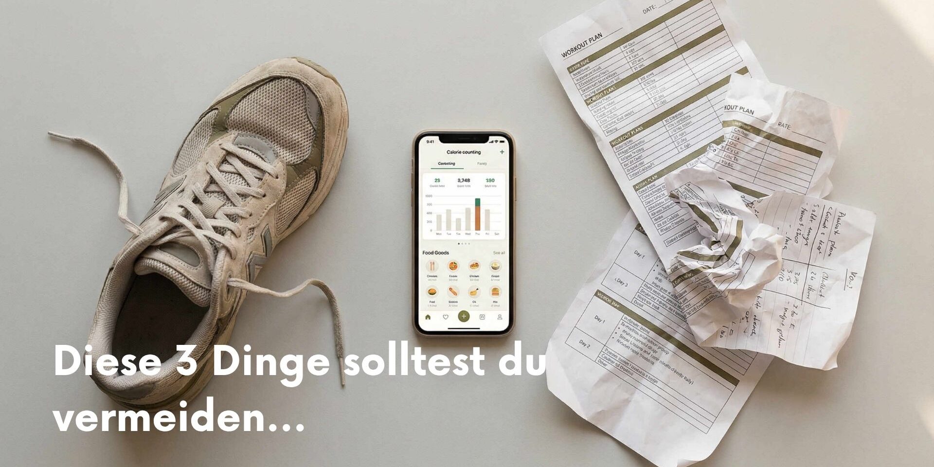 Laufschuh, Kalorienzähl App und zerknüllte Trainingspläne als Symbole für typische Fehler beim Fitness Neustart