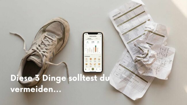 Laufschuh, Kalorienzähl App und zerknüllte Trainingspläne als Symbole für typische Fehler beim Fitness Neustart