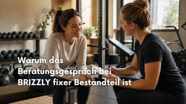 Coach und Interessentin führen ein Beratungsgespräch im BRIZZLY Gym in Villach