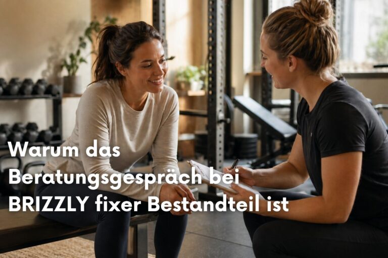 Coach und Interessentin führen ein Beratungsgespräch im BRIZZLY Gym in Villach