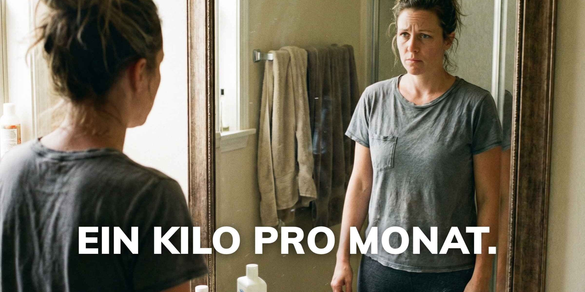 Frau schaut nachdenklich in den Spiegel nach dem Training – realistischer Zeithorizont für Fitnessziele