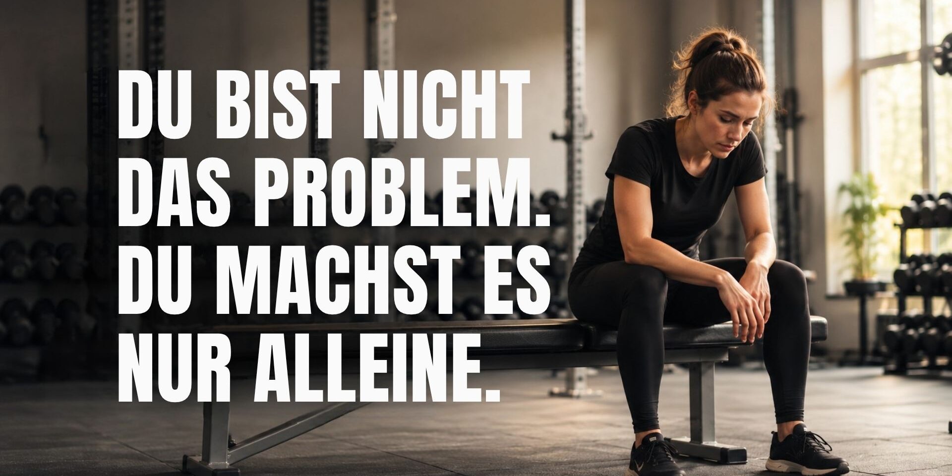 Nachdenkliche Frau im Fitnessstudio in Villach mit BRIZZLY Coaching Botschaft: Du bist nicht das Problem, du machst es nur alleine.
