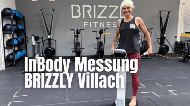 Coach Chris bei der InBody Messung mit einem Mitglied bei BRIZZLY in Villach