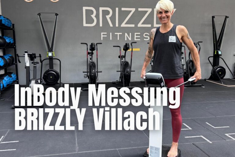 Coach Chris bei der InBody Messung mit einem Mitglied bei BRIZZLY in Villach