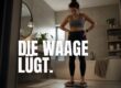 Frau steht auf der Waage und erkennt, dass Körpergewicht allein keinen echten Fitness Fortschritt zeigt