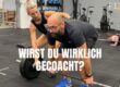 Coach korrigiert Deadlift-Technik bei einem Athleten in der BRIZZLY Fitness Box Gym in Villach