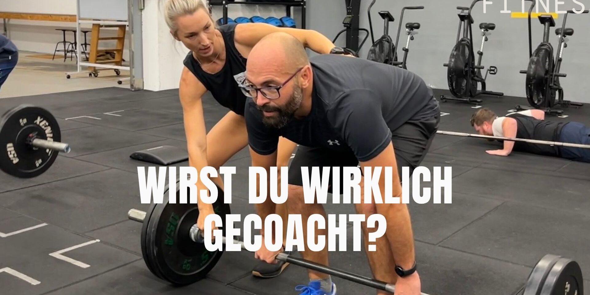 gutes-coaching-fitness-crossfit-brizzly-villach Coach korrigiert Deadlift-Technik bei einem Athleten in der BRIZZLY Fitness Box Gym in Villach