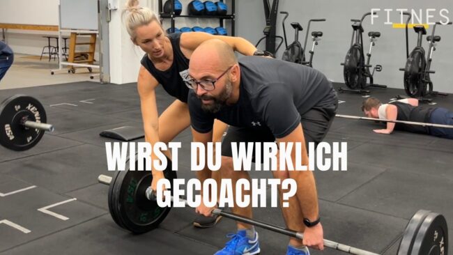 Coach korrigiert Deadlift-Technik bei einem Athleten in der BRIZZLY Fitness Box Gym in Villach