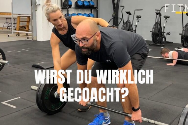 Coach korrigiert Deadlift-Technik bei einem Athleten in der BRIZZLY Fitness Box Gym in Villach