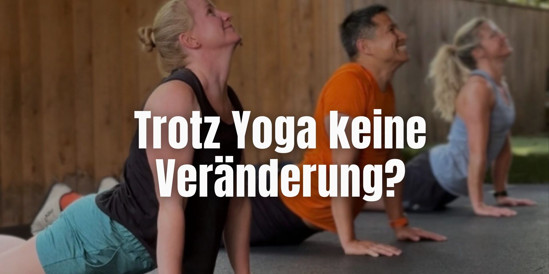 Yoga oder Krafttraining – Training bei BRIZZLY Drei Athleten im Upward Dog beim funktionellen Training bei BRIZZLY in Villach