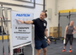 Coach Chris erklärt bei BRIZZLY in Villach am Whiteboard, wie viel Protein pro Kilogramm Körpergewicht nötig ist