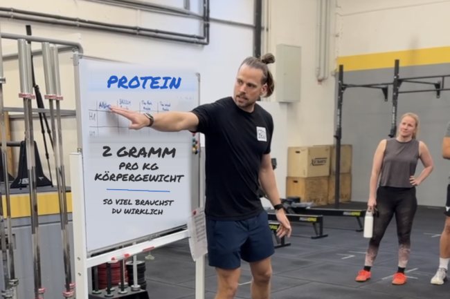 Protein pro kg Körpergewicht erklärt | BRIZZLY Villach Coach Chris erklärt bei BRIZZLY in Villach am Whiteboard, wie viel Protein pro Kilogramm Körpergewicht nötig ist