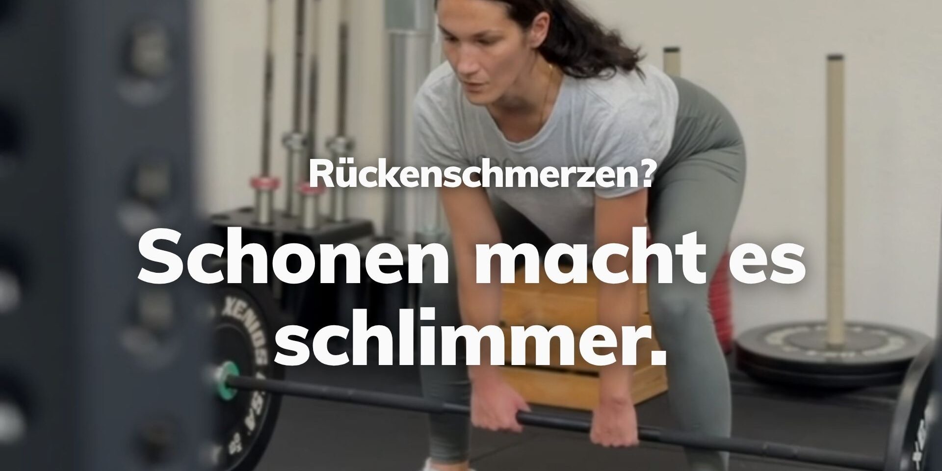 rueckenschmerzen-krafttraining-brizzly-villach Athletin macht Deadlift mit neutralem Rücken bei BRIZZLY in Villach