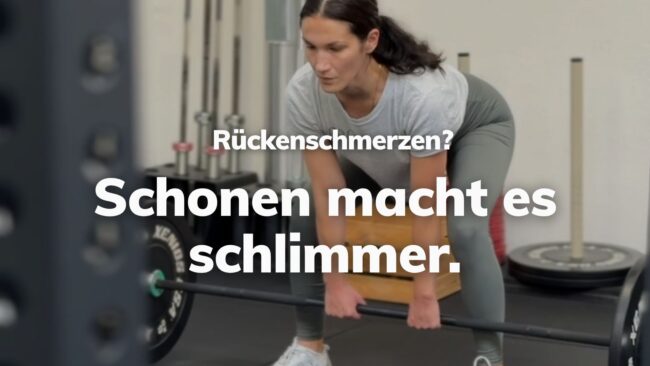 rueckenschmerzen-krafttraining-brizzly-villach Athletin macht Deadlift mit neutralem Rücken bei BRIZZLY in Villach