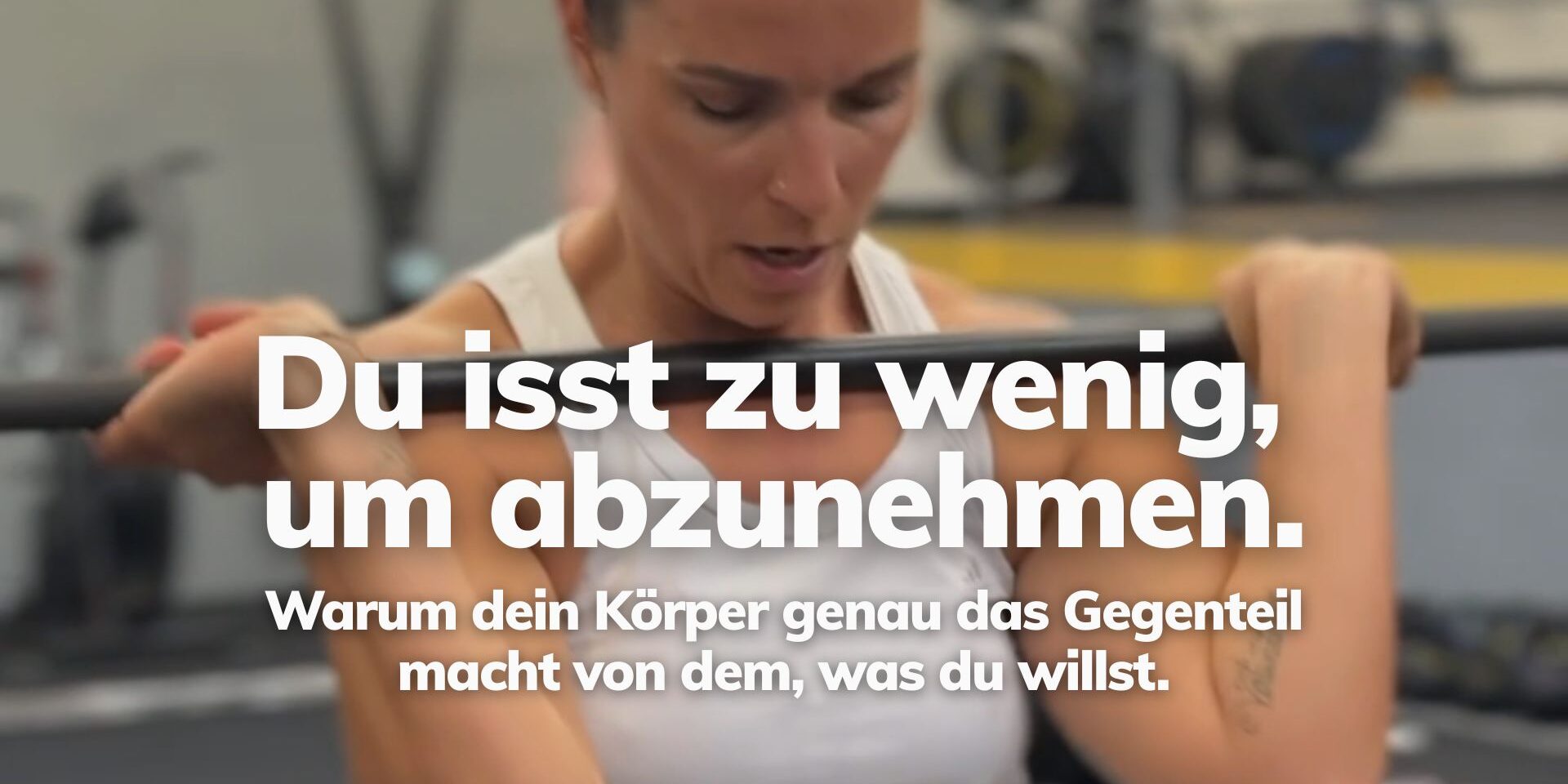 zu-wenig-essen-nicht-abnehmen-brizzly-villach Athletin trainiert mit Langhantel bei BRIZZLY in Villach, Text im Bild: Du isst zu wenig, um abzunehmen