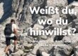 Wanderer steigt auf markiertem Bergweg durch Felsen auf, Symbol für Ziele setzen und bewusste Entscheidungen, BRIZZLY Villach