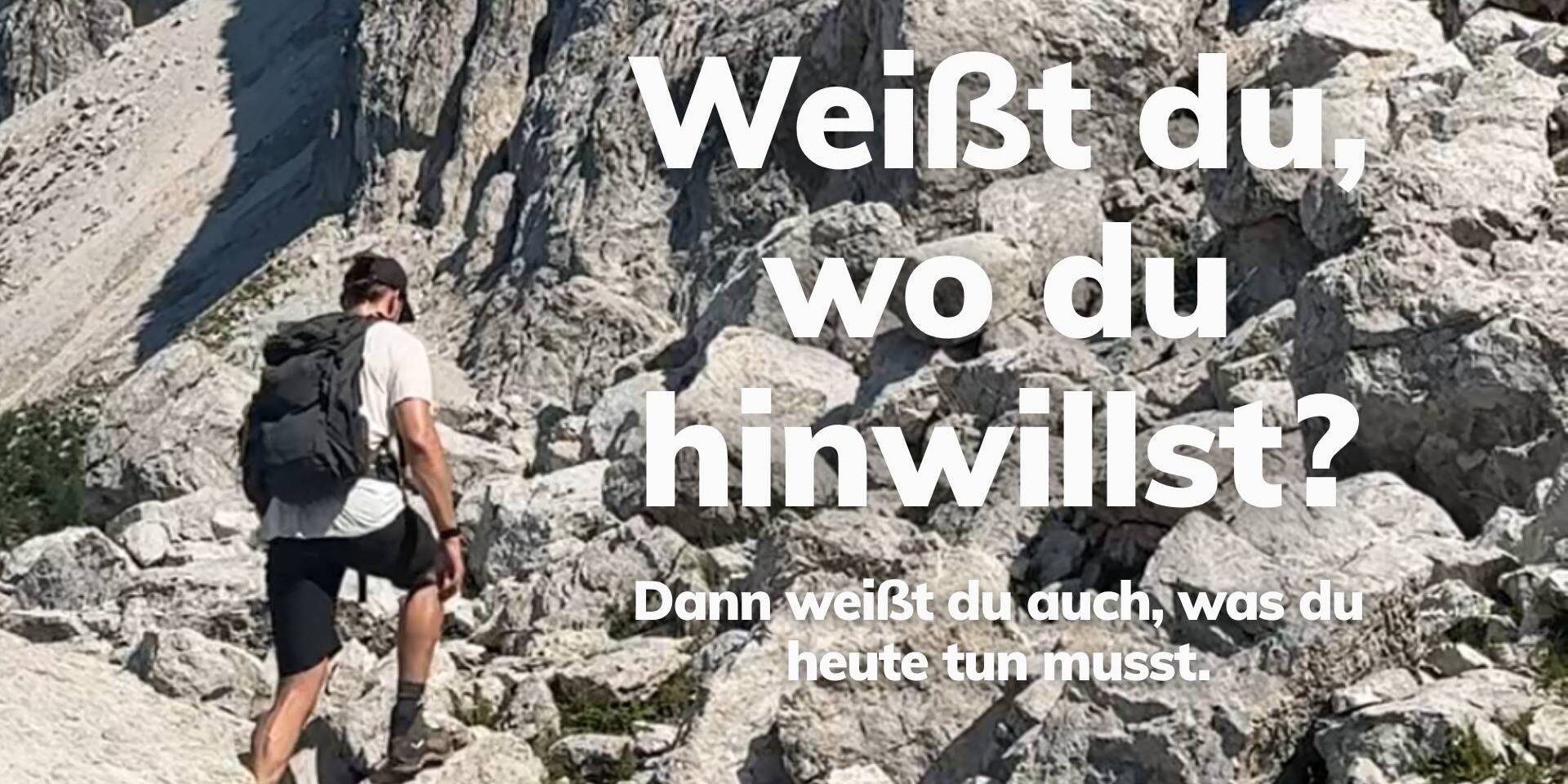 ziele-setzen-bergweg-entscheidung-brizzly-villach.jpg Wanderer steigt auf markiertem Bergweg durch Felsen auf, Symbol für Ziele setzen und bewusste Entscheidungen, BRIZZLY Villach