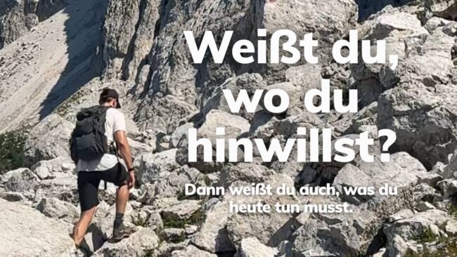 Wanderer steigt auf markiertem Bergweg durch Felsen auf, Symbol für Ziele setzen und bewusste Entscheidungen, BRIZZLY Villach