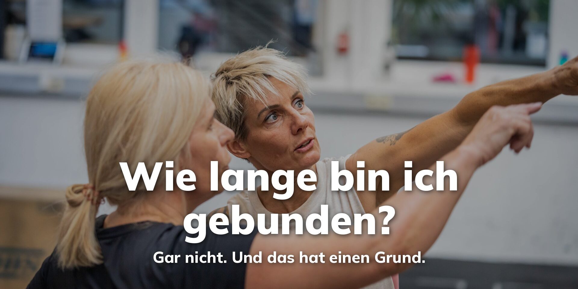 Fitness ohne Vertragsbindung Villach BRIZZLY Coach erklärt einer Teilnehmerin eine Übung bei BRIZZLY Fitness in Villach, Training ohne Vertragsbindung
