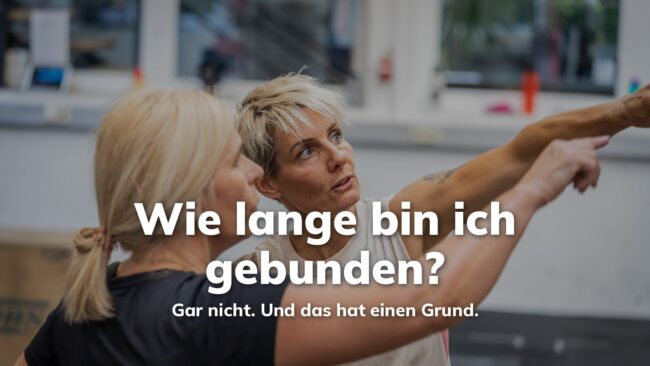 Fitness ohne Vertragsbindung Villach BRIZZLY Coach erklärt einer Teilnehmerin eine Übung bei BRIZZLY Fitness in Villach, Training ohne Vertragsbindung