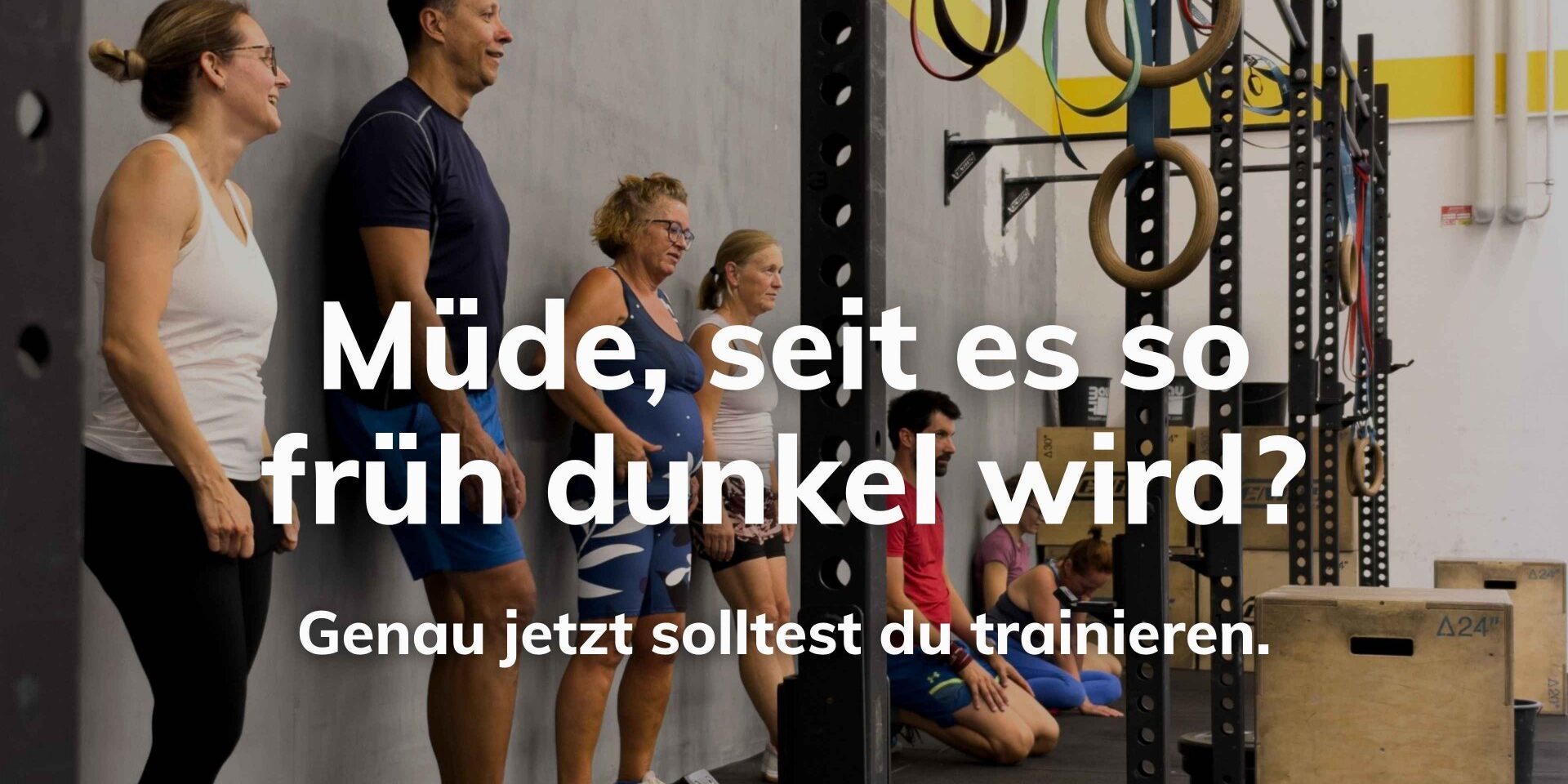 Training im Herbst Winterblues BRIZZLY Villach Mitglieder lachen gemeinsam beim Training bei BRIZZLY in Villach, Text im Bild: Müde, seit es so früh dunkel wird?