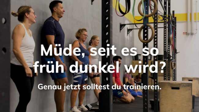 Training im Herbst Winterblues BRIZZLY Villach Mitglieder lachen gemeinsam beim Training bei BRIZZLY in Villach, Text im Bild: Müde, seit es so früh dunkel wird?